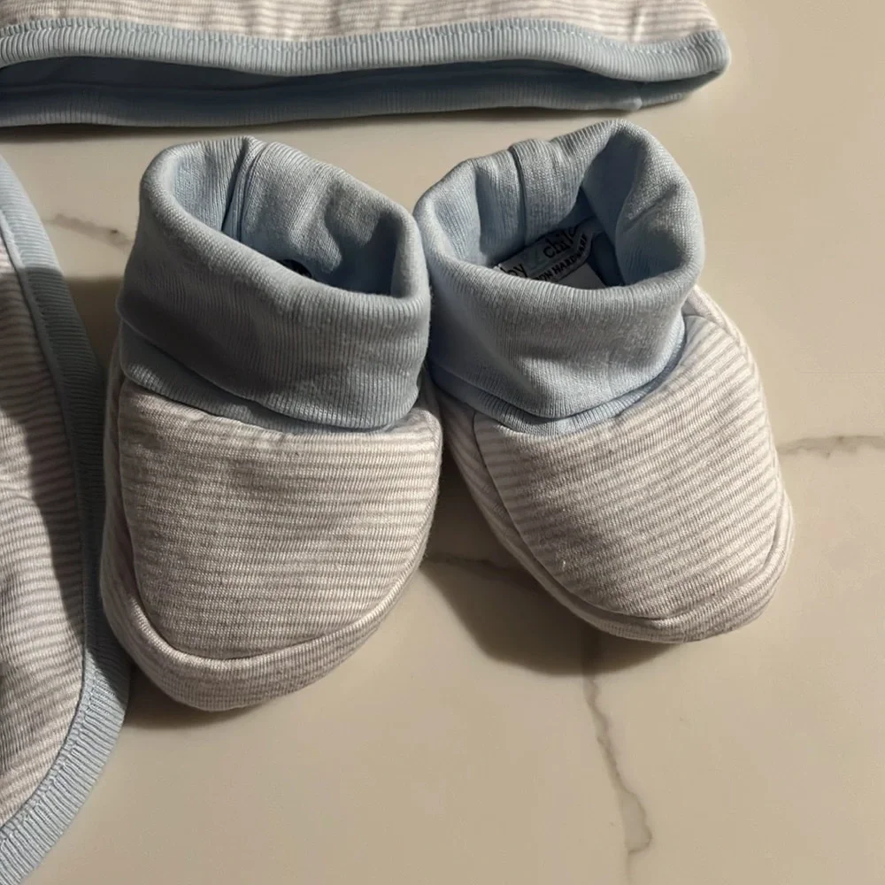 Restoration hardware baby 6-12 months bib hat and bootie set new blue grey